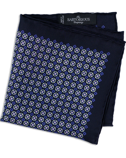Mitternachtsblaues Einstecktuch mit Medaillon-Muster gefaltet