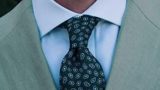 Four-in-Hand Krawattenknoten – klassischer Knoten aus italienischer Seidenkrawatte