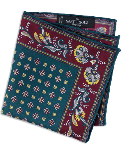 Smaragdgrünes Einstecktuch mit floralem Muster gefaltet