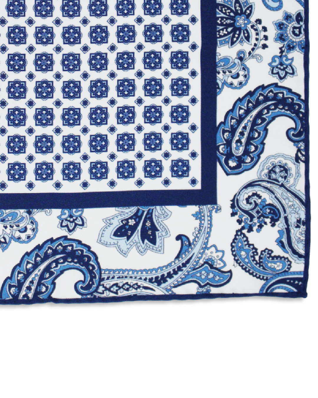 Nahaufnahme des Paisley- und Medaillon-Designs auf tiefblauem Seiden-Twill