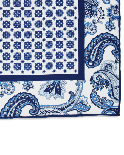 Nahaufnahme des Paisley- und Medaillon-Designs auf tiefblauem Seiden-Twill