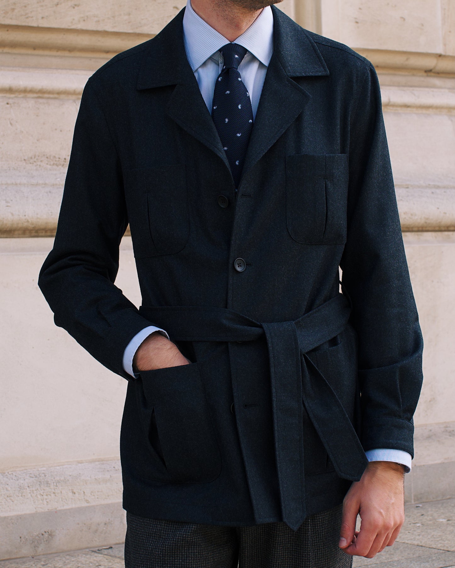 Geschäftsmann trägt mitternachtsblaue Paisley-Krawatte zu elegantem Hemd und Sakko