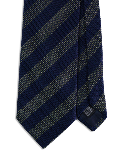 Nahaufnahme der Grenadine-Webart mit navy-goldenen Streifen auf Seidenkrawatte