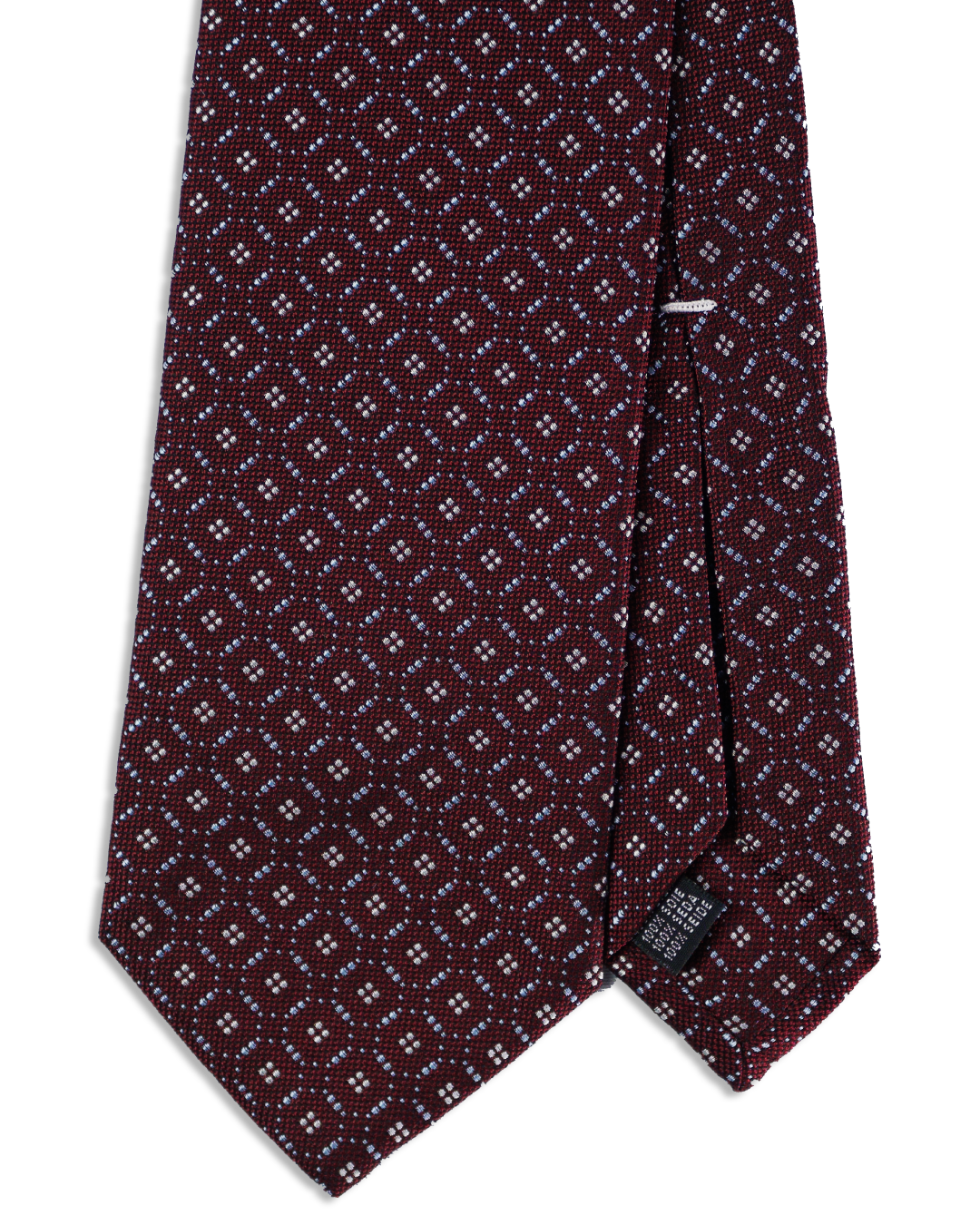 Nahaufnahme des Jacquard-Webmusters auf tiefroter Seidenkrawatte