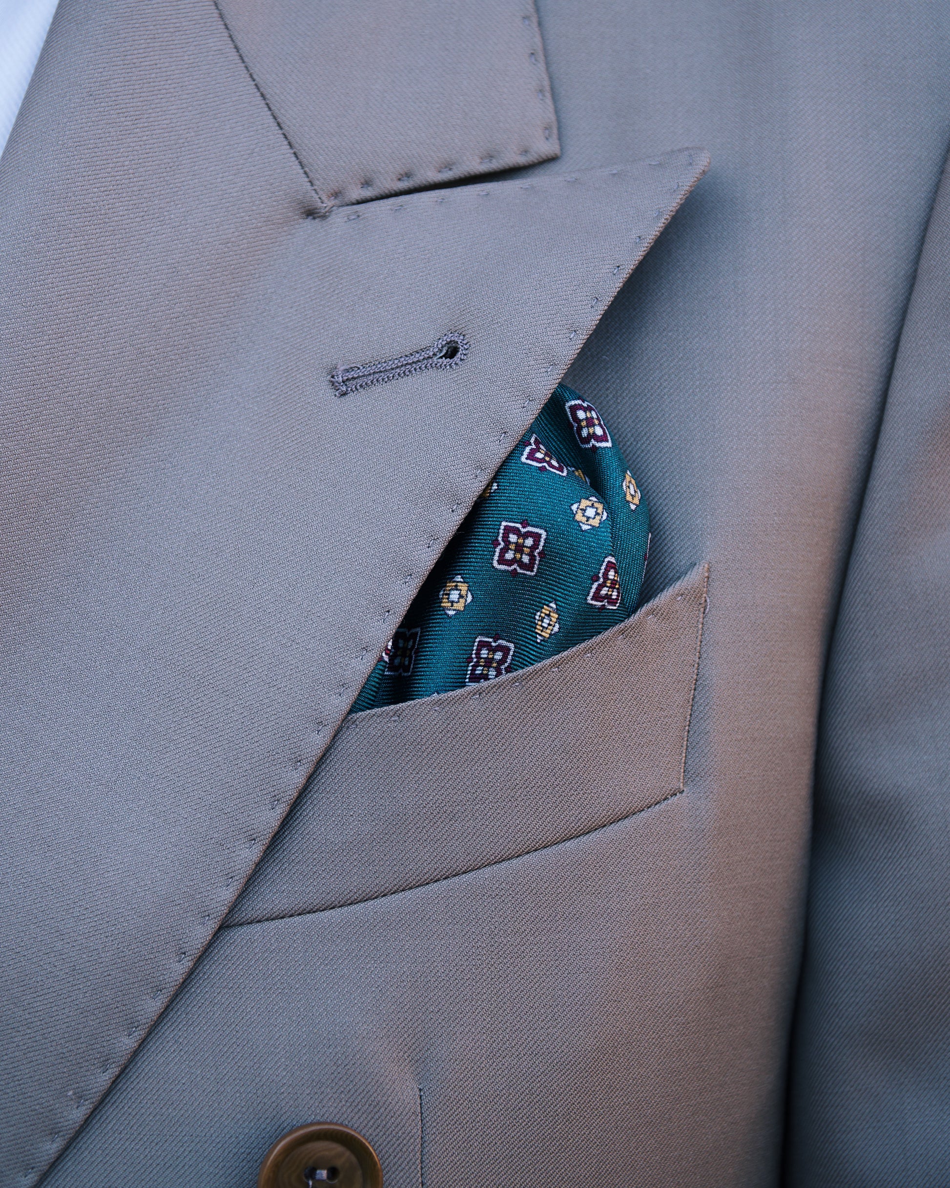 Handgefertigtes Einstecktuch Misto Floreale – Styling-Detail in der Brusttasche