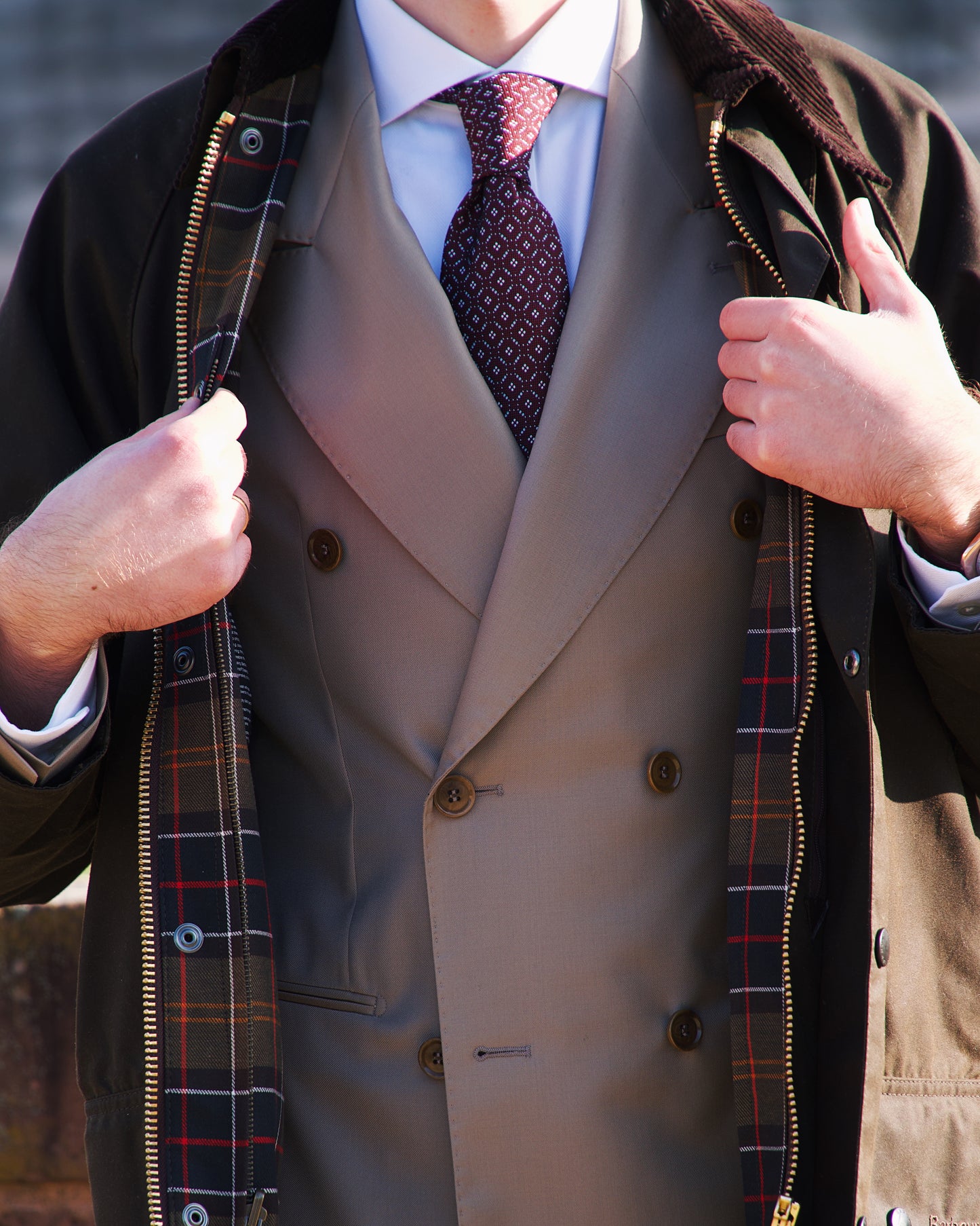 Handgefertigte Krawatte Lusso Bordeaux – Styling-Detail mit Four-in-Hand-Knoten