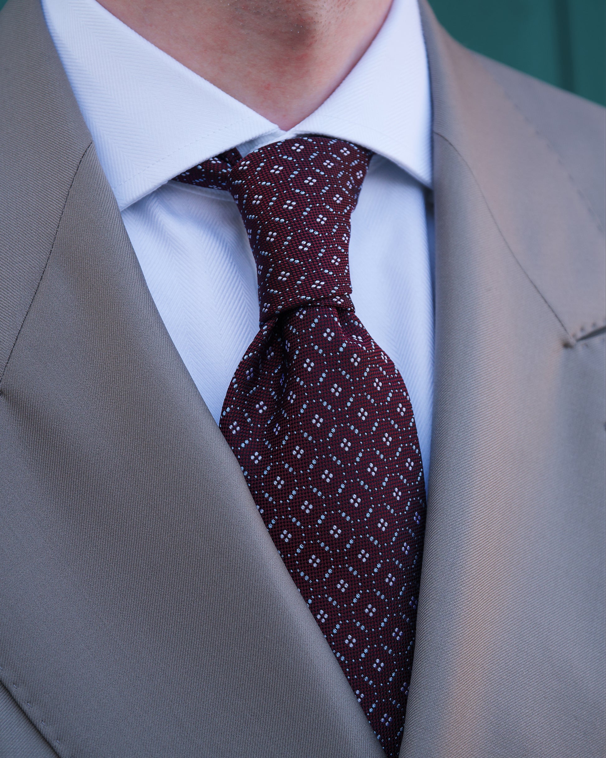 Lusso Bordeaux Krawatte aus italienischer Seide – Detailaufnahme am Hemdkragen