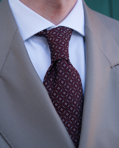 Lusso Bordeaux Krawatte aus italienischer Seide – Detailaufnahme am Hemdkragen