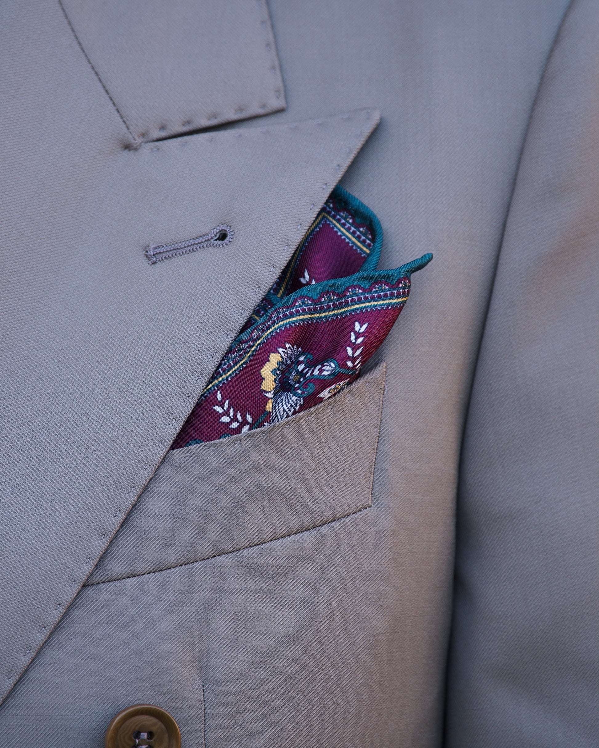 Misto Floreale Einstecktuch aus italienischer Seide – Detailaufnahme im Sakko