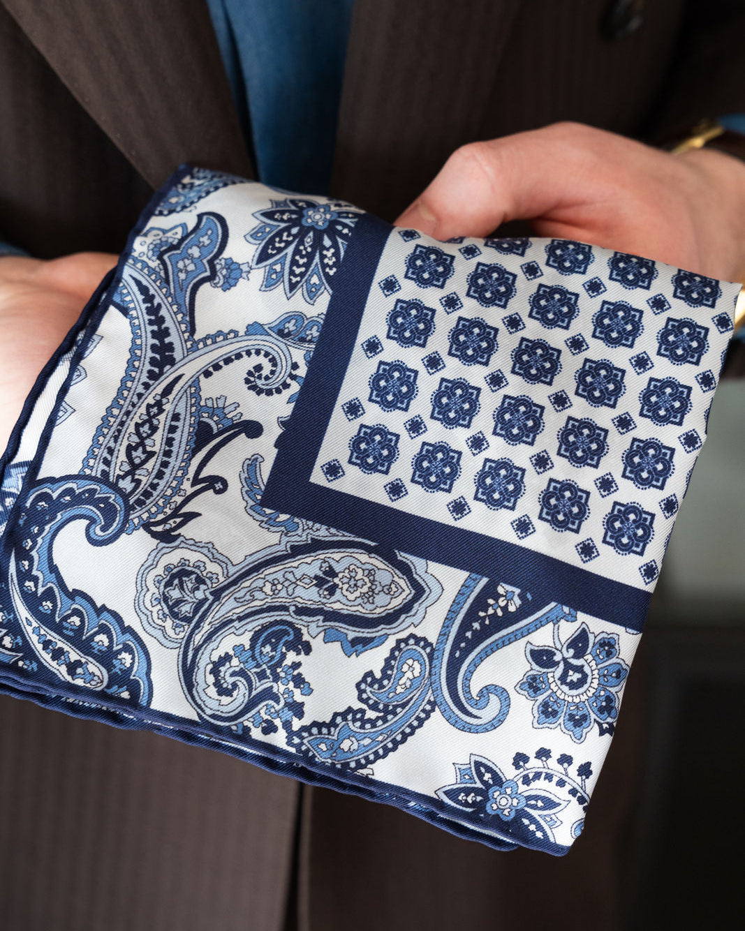 Misto Paisley Einstecktuch aus italienischer Seide – handrolliert in Como | The Sartorious Company