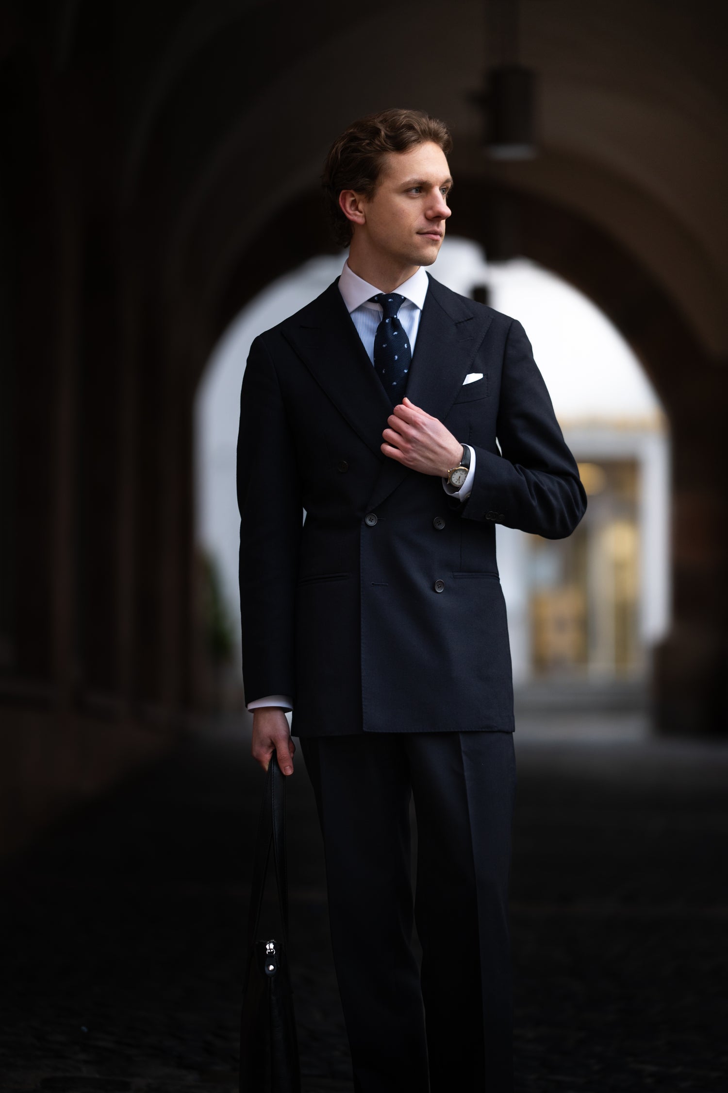 Tom Lämmermann trägt Piccolo Paisley Krawatte von The Sartorious Company im Business-Outfit