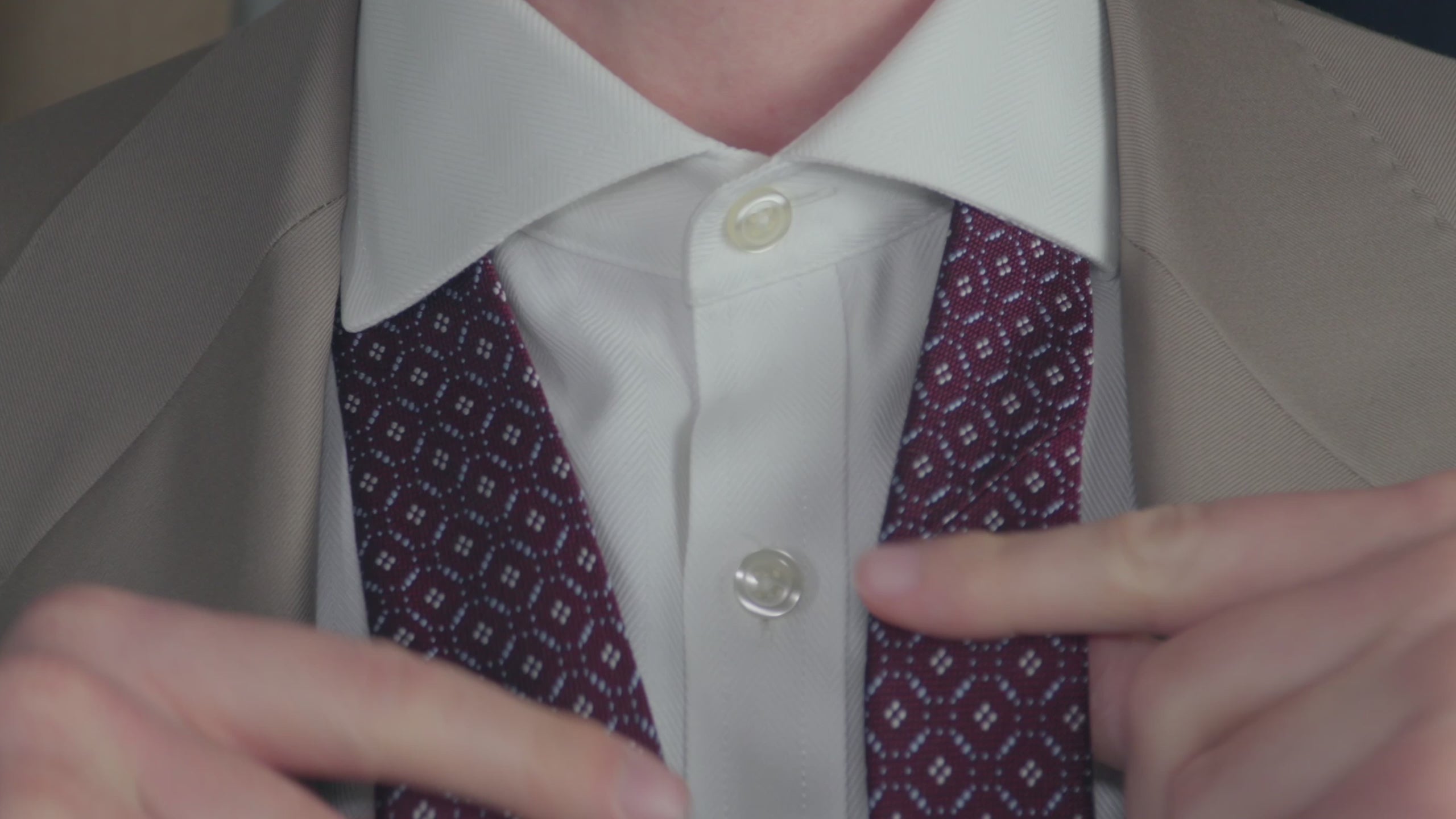 Video laden: Anleitung: Four-in-Hand-Knoten binden – Schritt-für-Schritt Video Tutorial von Florian Kasper | The Sartorious Company